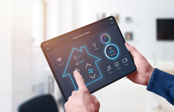 Tablet mit geöffneter Smart-Home-App zur Steuerung von Heizung, Licht, Sicherheit und Musik in einem modernen Wohnraum.