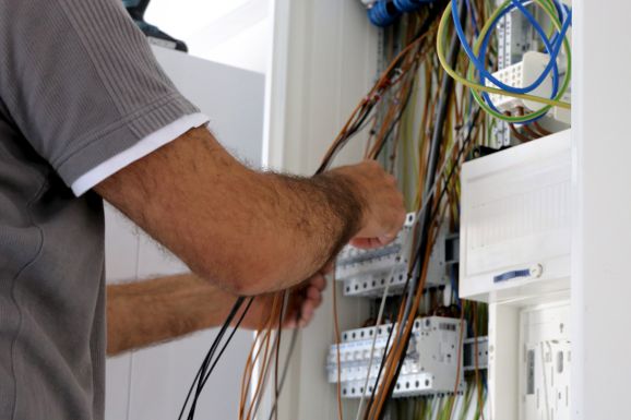 Elektriker am _Sicherungskasten